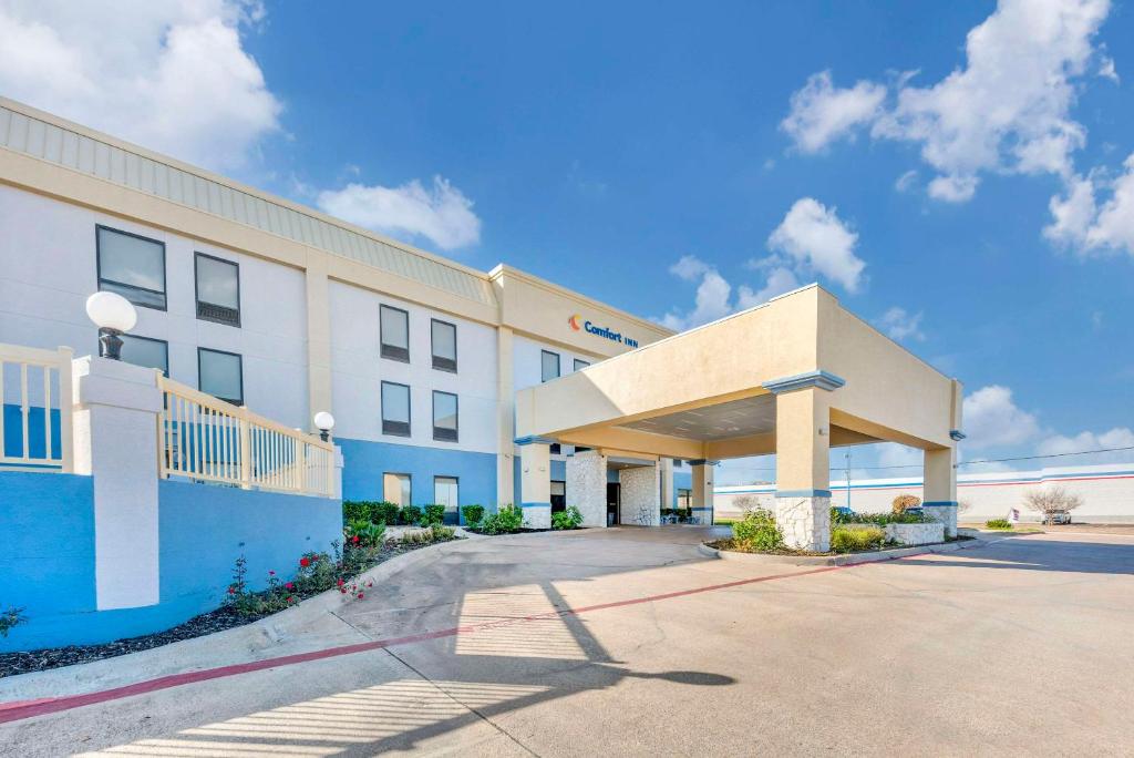 基林Comfort Inn - Killeen near Fort Cavazos的酒店大楼前面设有停车场