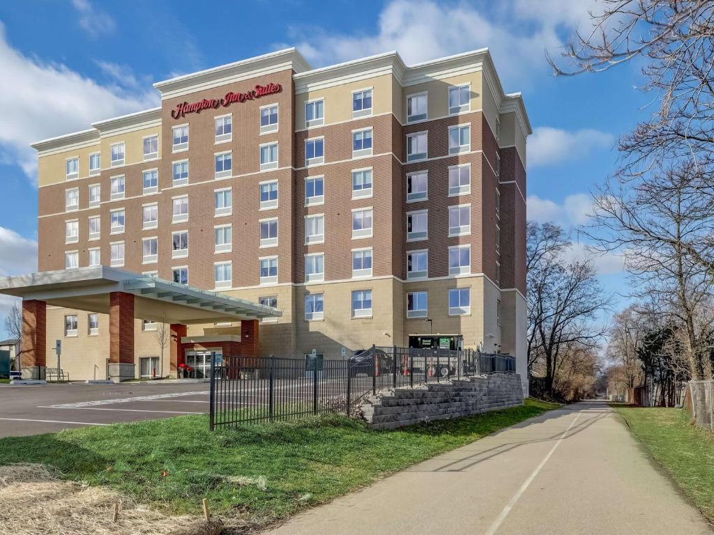 辛辛那提Hampton Inn & Suites Cincinnati Midtown Rookwood的汉普顿杜勒姆套房的 ⁇ 染