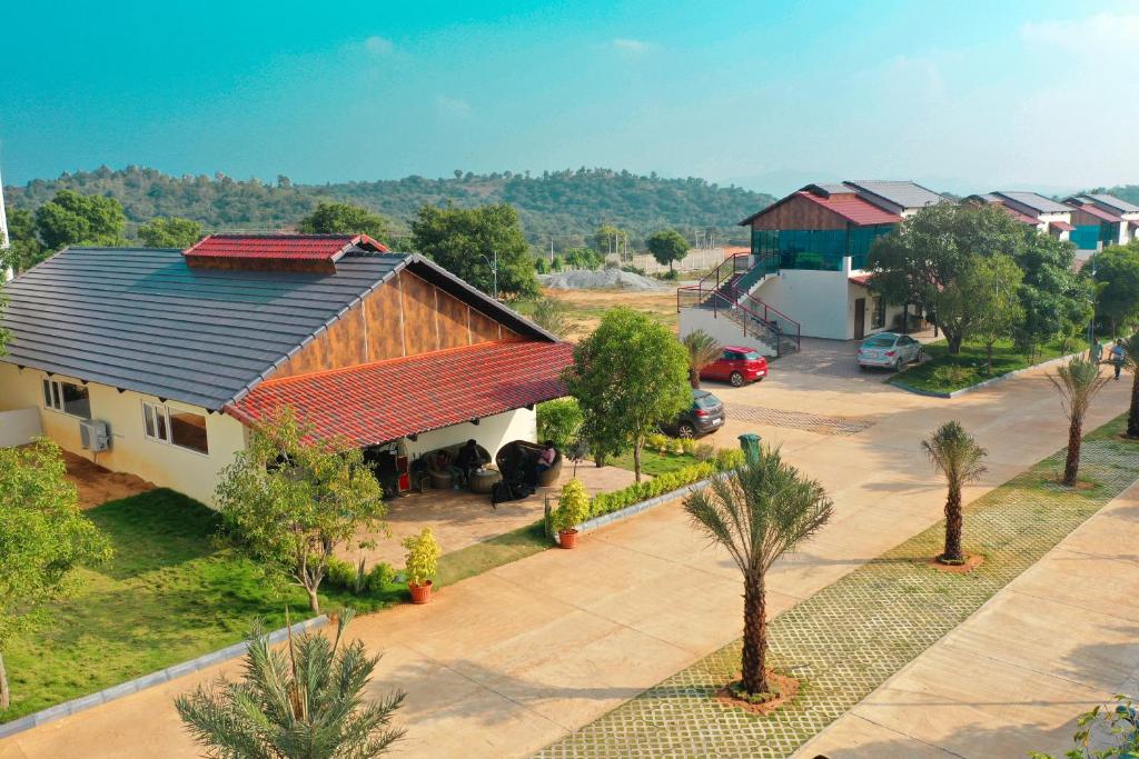 蒂鲁帕蒂Lake Valley Resort and Spa Tirupati的享有带停车位的房屋的空中景致
