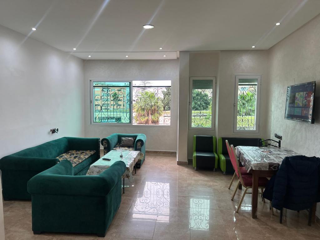卡萨布兰卡Résidence Faouazi的客厅配有沙发、桌子和窗户