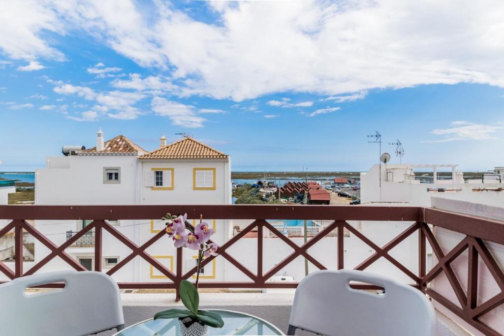 圣卢西亚岛NEW!! 1 Bedroom apartment Tavira - Santa Luzia的海景阳台上的桌椅