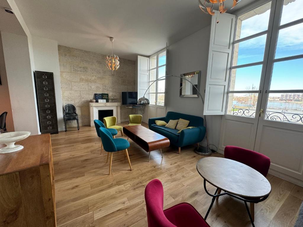 波尔多L'annexe Bordeaux Traditions的客厅配有椅子和桌子