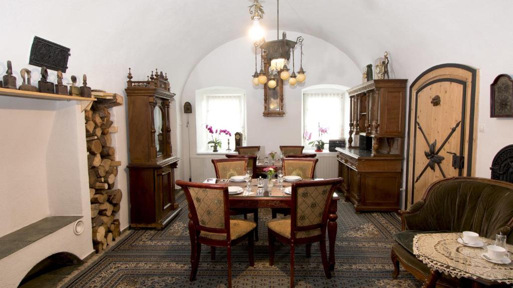 Kráľová LehotaZemianska Kúria Vachtár的一间带桌椅的用餐室