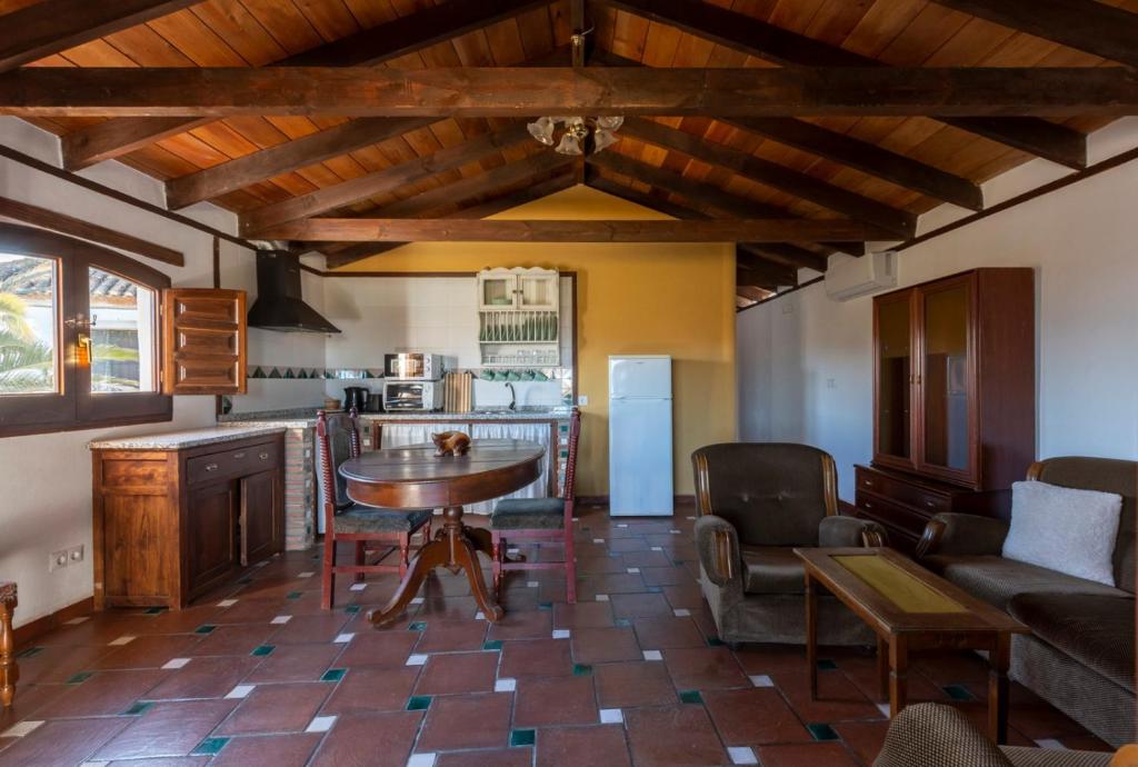 PaulencaApartamento Almazara de Paulenca的一间带桌子的客厅和一间厨房