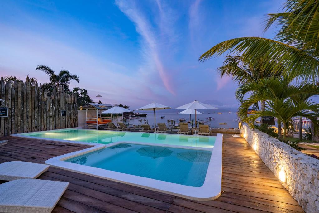 蓝梦岛Paus Putih Hotel的海景甲板上的游泳池