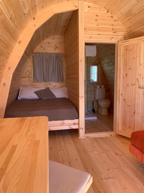 Fossone dʼAdigeAgriturismo Nonno Mario的小木屋内木制房间的一个床位