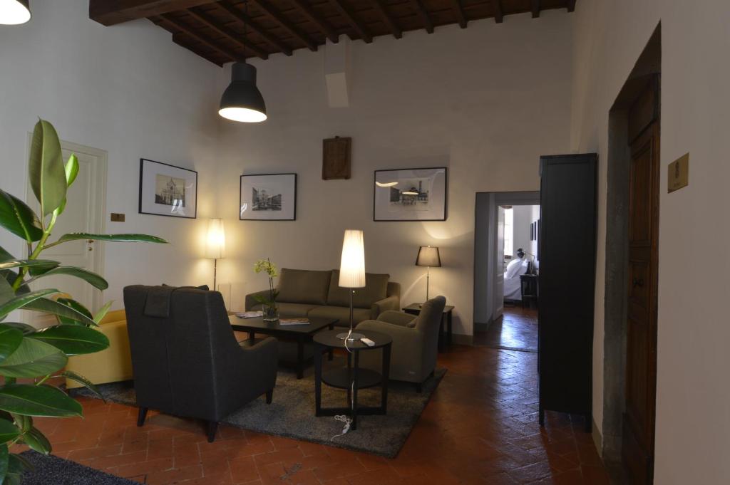 佛罗伦萨托斯卡内利古宅酒店的客厅配有沙发、椅子和桌子