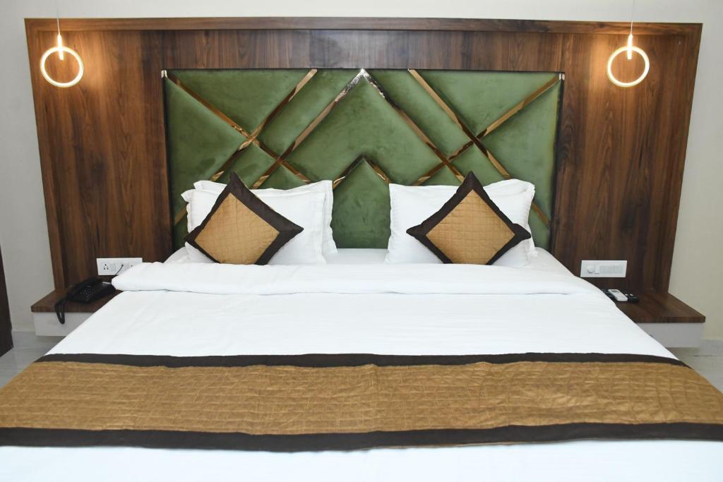 AurangābādHOTEL IMPERIAL的卧室配有带棕色枕头的大型白色床