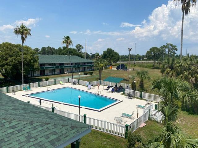 塔瓦雷斯佛罗里达绿地旅馆的大楼前的大型游泳池