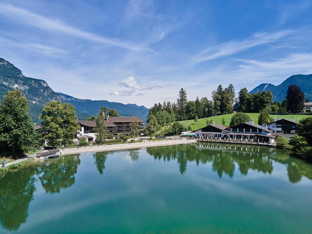 加尔米施-帕滕基兴里赛尔斯酒店的一座拥有房屋和山脉的大湖