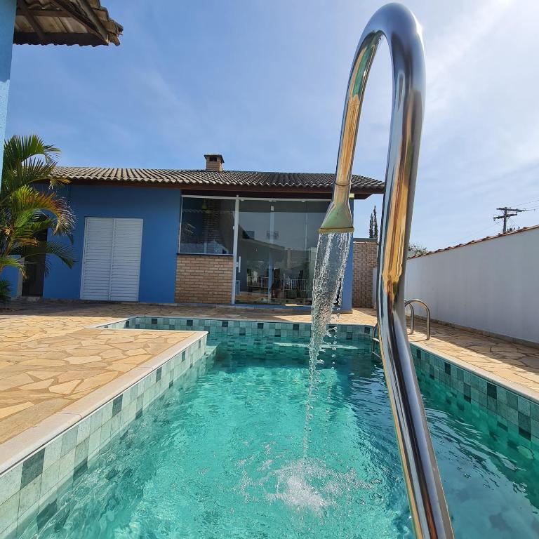 PorangabaCasa em condomínio Ninho Verde 1的一个带喷泉的游泳池