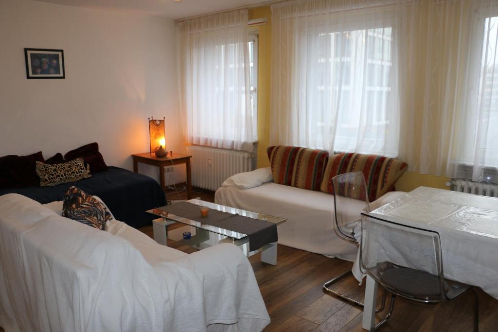埃森City 2- room flat near uni and Limbecker Platz的客厅配有沙发和桌子