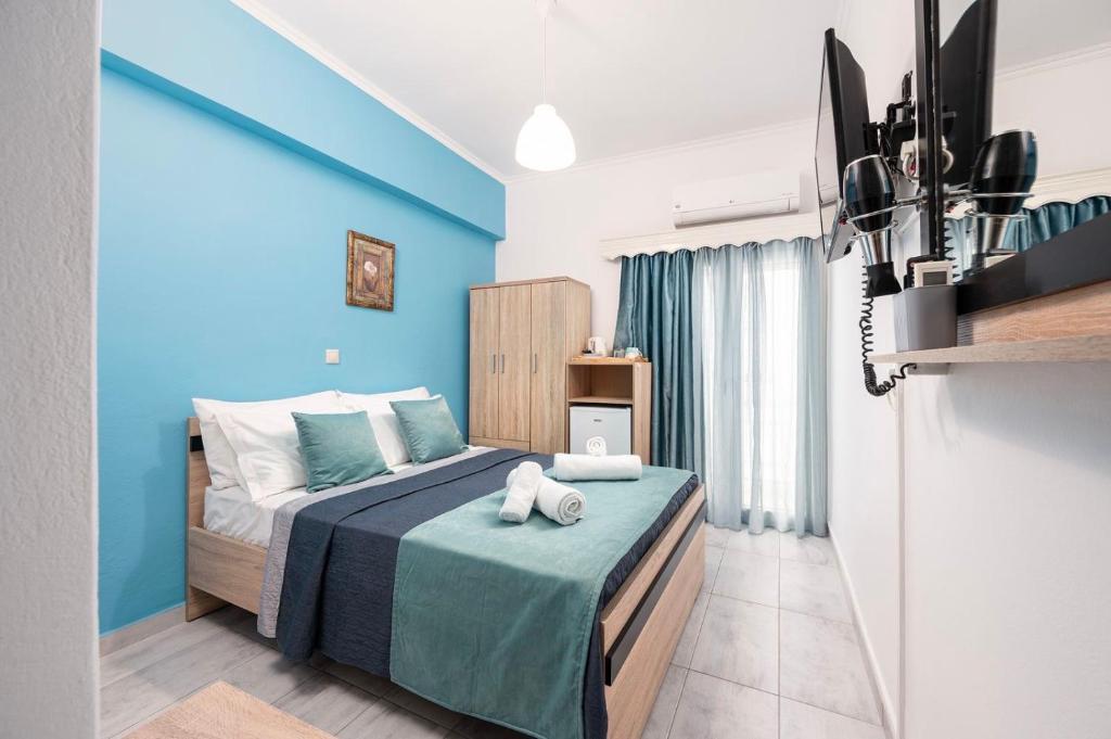 卡尔扎迈纳Lefteris Apartment的一间卧室配有一张蓝色墙壁的床