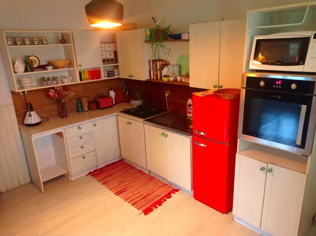 Liptovský Svätý PeterApartmán Eva的厨房配有红色冰箱和白色橱柜
