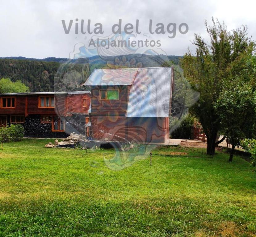 普埃洛湖Villa Del Lago Alojamientos的旁边是一座壁画的房子