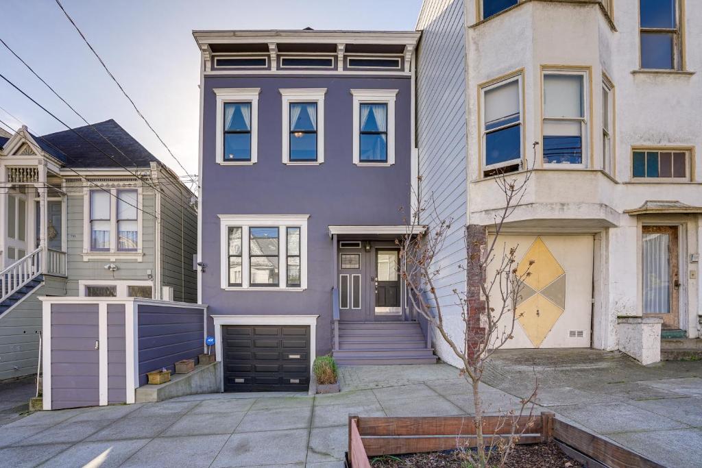 旧金山San Francisco Home with Hot Tub about 2 Mi to Downtown!的两栋建筑中间的紫色房子