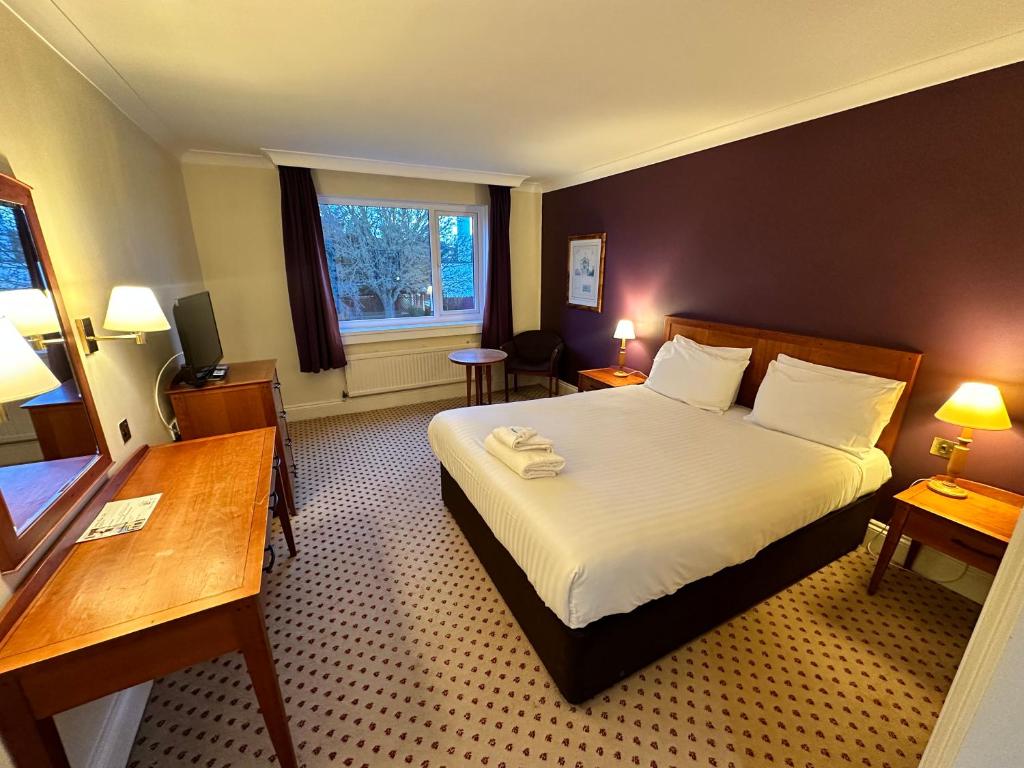 米德尔斯伯勒米德尔斯堡运动住宿酒店的酒店客房设有床和窗户。
