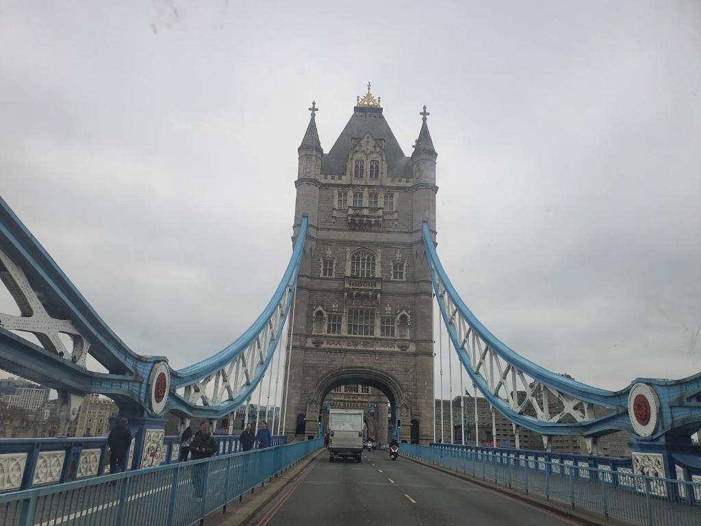 伦敦WALKING TO TOWER BRIDGE的一辆卡车驶过塔桥