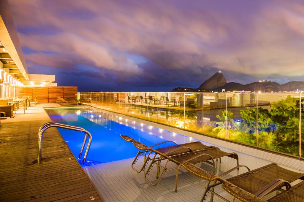 里约热内卢普罗迪吉桑托斯杜蒙酒店的酒店游泳池享有海景
