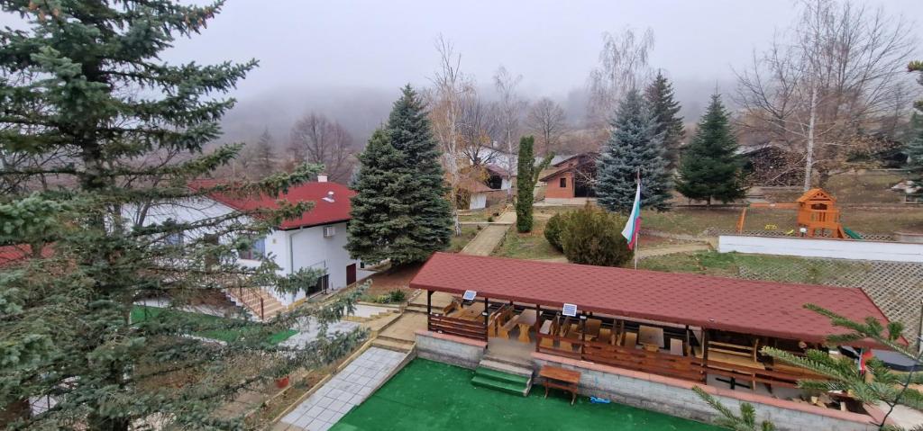 Tsareva LivadaКомплекс Асеневци的享有绿色庭院房屋的空中景致
