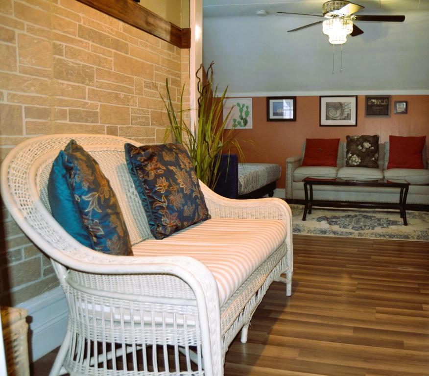 格兰福克City Pads的客厅配有带枕头的藤椅