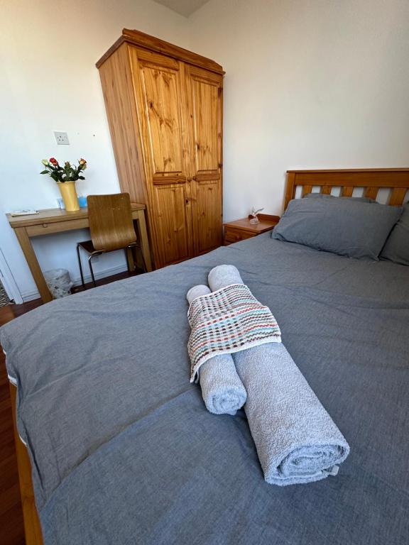 伦敦Elkington Point的一间卧室配有一张床,上面有两条毛巾