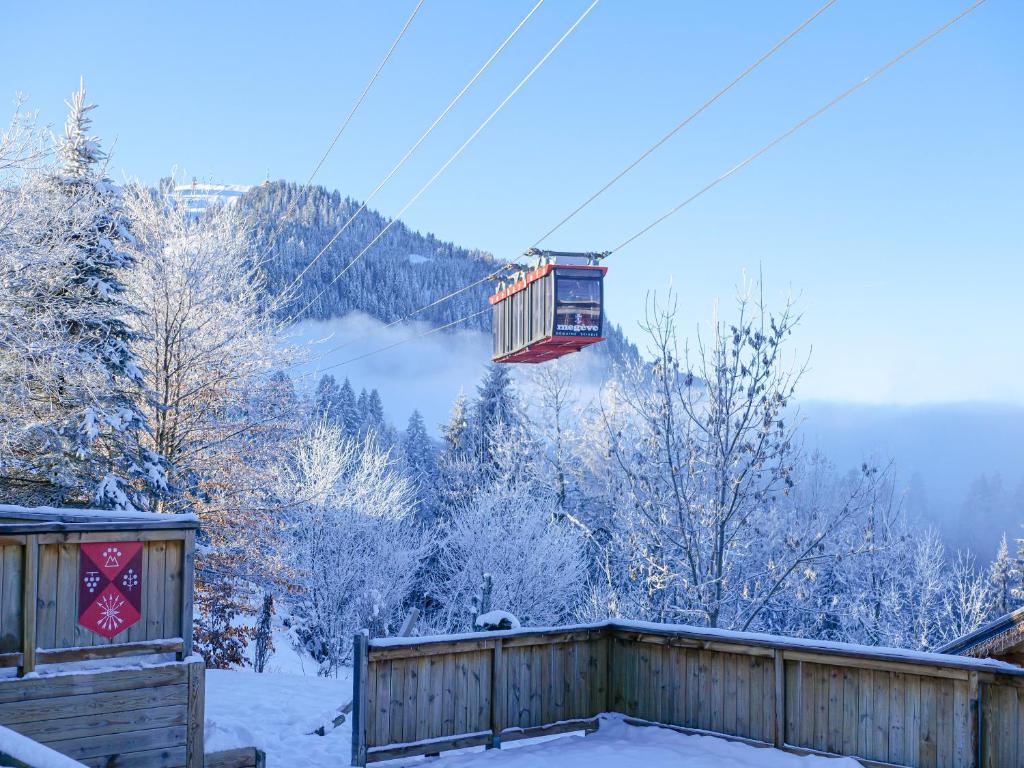 梅杰夫La Ferme du Golf的空中的滑雪缆车,有雪覆盖的树木