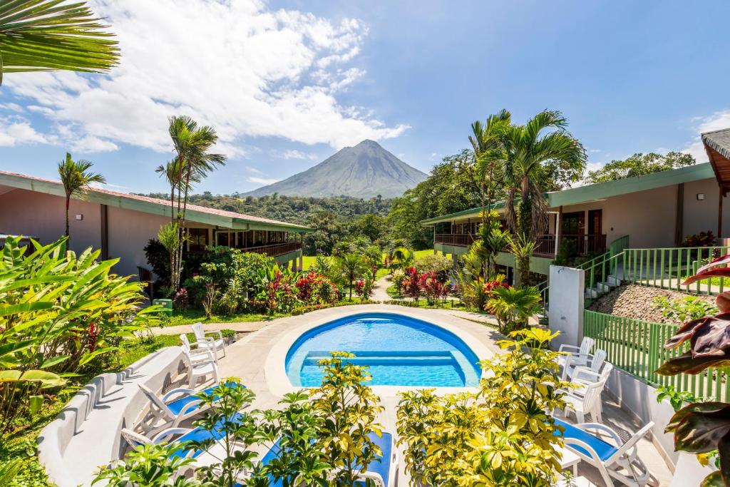 福尔图纳Hotel Lavas Tacotal的一座带游泳池和山脉的度假村