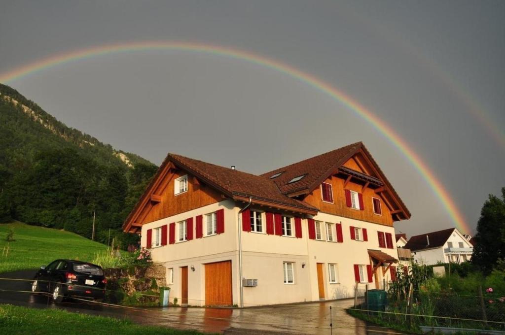 ArthFerienwohnung Sagenmattli的彩虹在房子上方