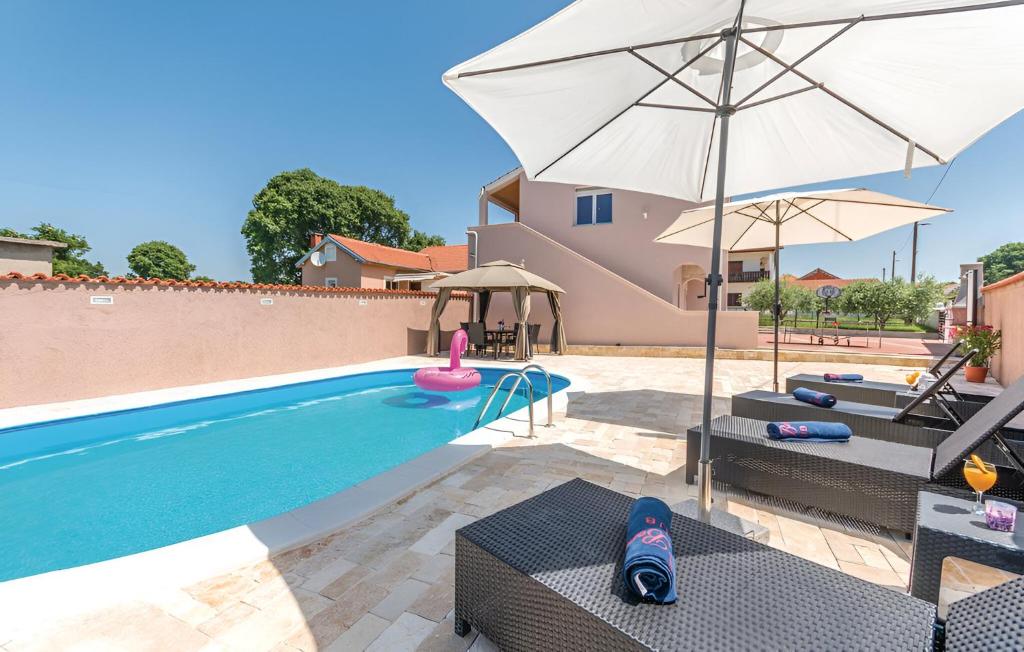 PoličnikElegant Villa Jure with private pool的一座带游泳池和遮阳伞的别墅
