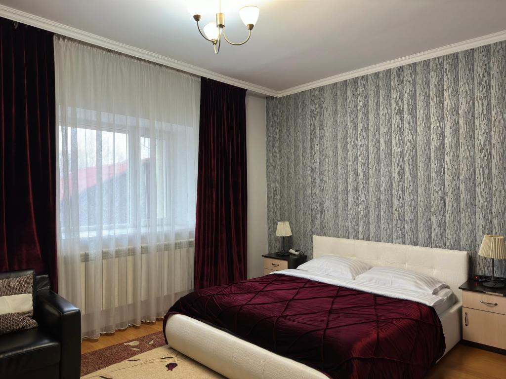 阿斯塔纳Mini-Hotel Pulsar的一间卧室设有一张大床和一个窗户。