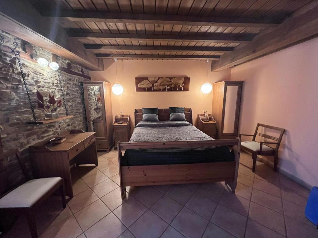 阿尔玛萨Hotel rural Casa la Juana的卧室配有一张床和一张桌子及椅子