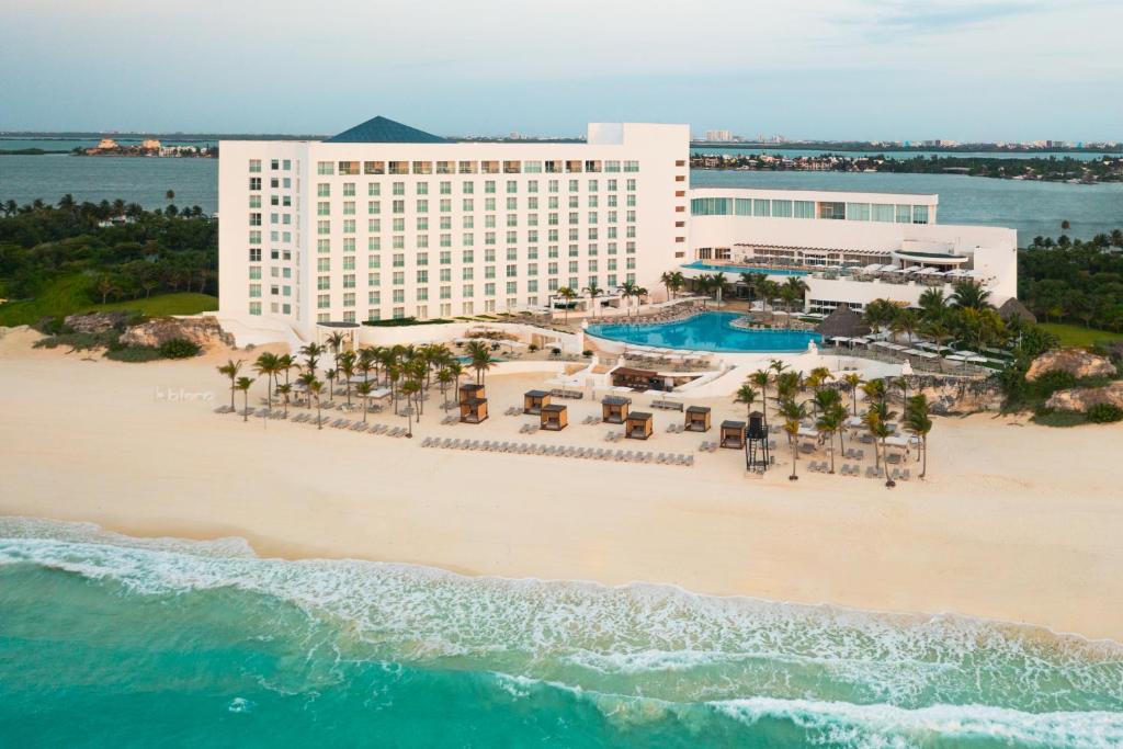 坎昆Le Blanc Spa Resort Cancun Adults Only All-Inclusive的海滩上酒店空中景色