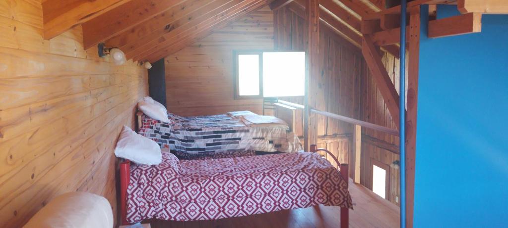 Los CipresesLa Pancora del Futa的小木屋内带两张床的房间