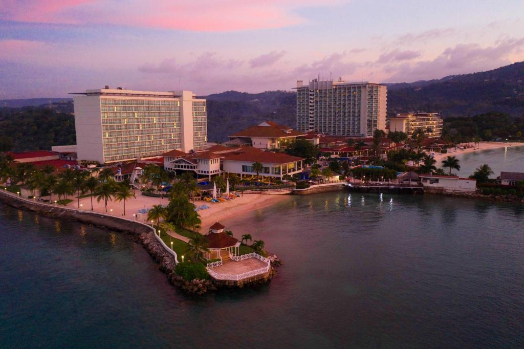 欧丘里欧牙买加月宫酒店的享有带海滩和建筑的城市美景