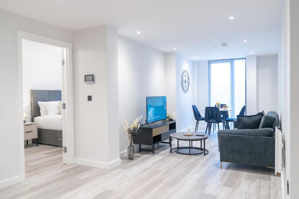 伯明翰Apex Lofts Suite - Modern 2 bed with rooftop terrace的带沙发的客厅和带沙发床的房间