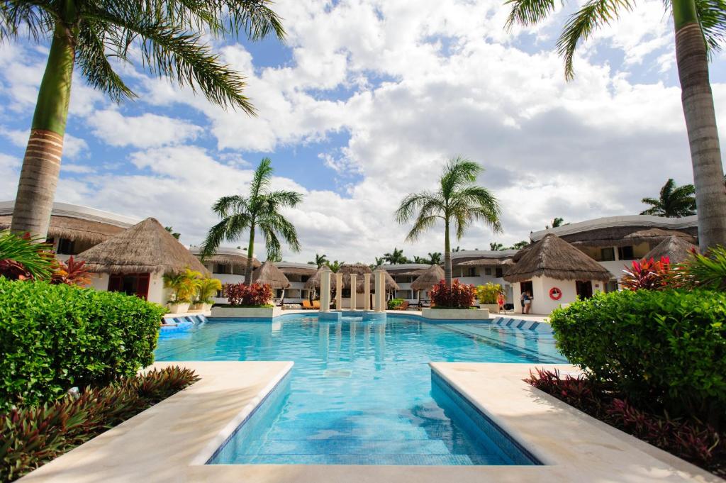 普拉亚卡门河滨公主全包大酒店的棕榈树度假村的游泳池