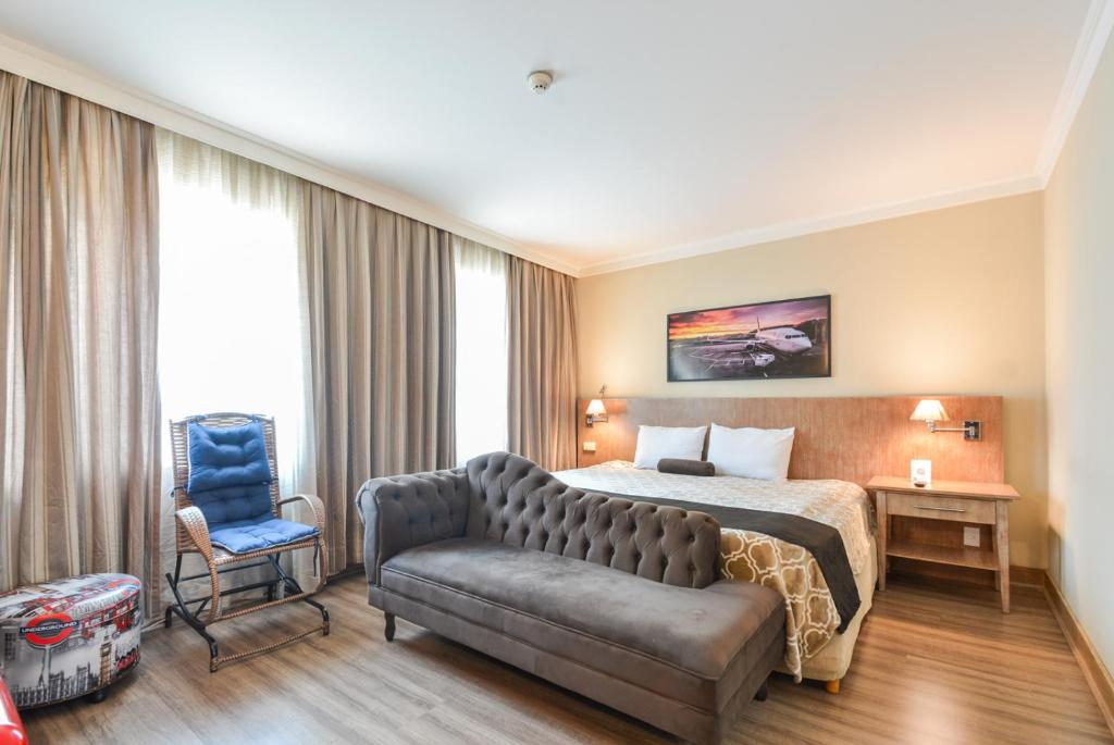 圣保罗Premium room Berrini的酒店客房,配有床和沙发