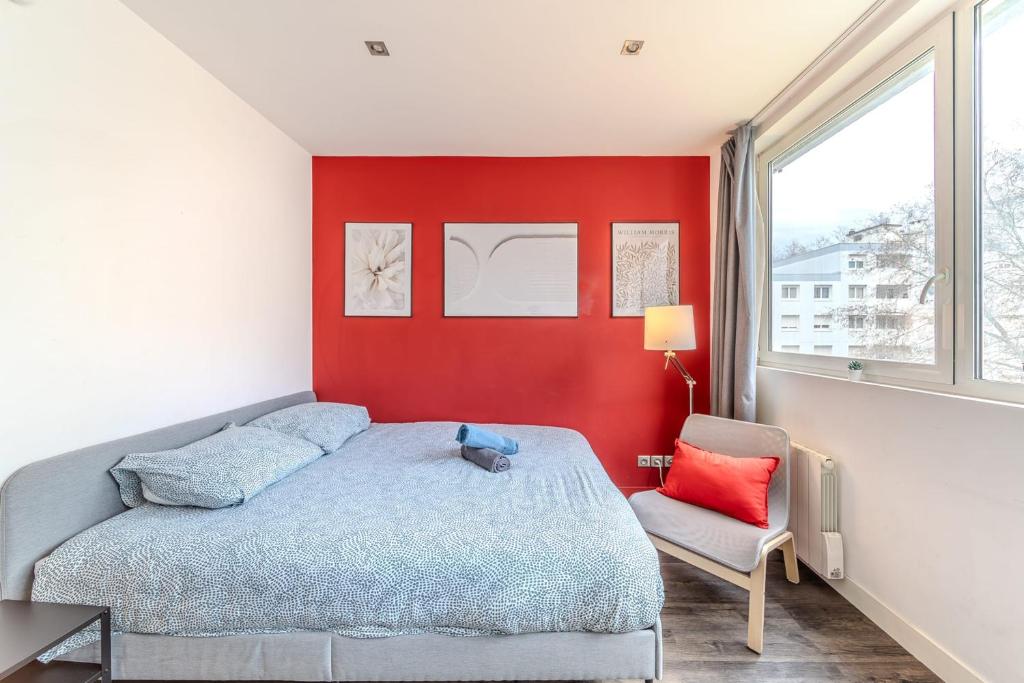 维勒班Studio proche tête d'Or 2 personnes Villeurbanne的一间卧室设有一张床和红色的墙壁