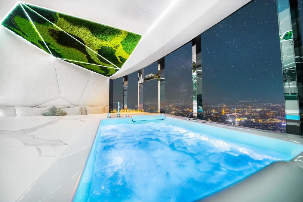 弗罗茨瓦夫Apartamenty Sky Tower z Wanna Przy Oknie的享有城市景观的浴室内的热水浴缸