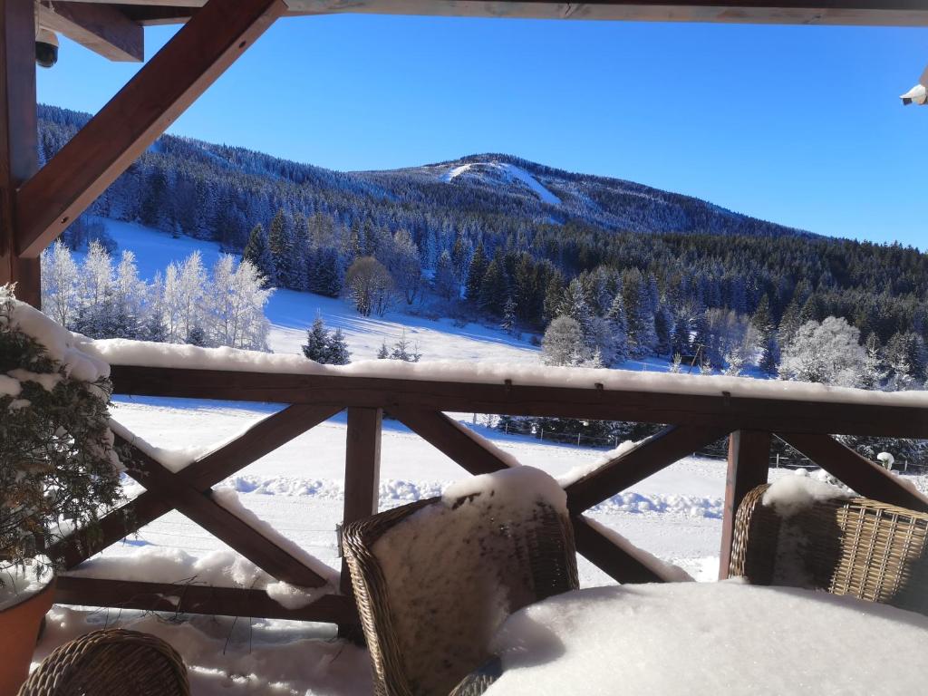 斯托尼拉斯奇Wichrowe Wzgorze的客房享有雪覆盖的山脉美景。