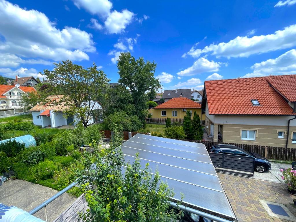 布达厄尔什Rozsé Apartman-tetőtér的房屋屋顶上的太阳能电池阵列