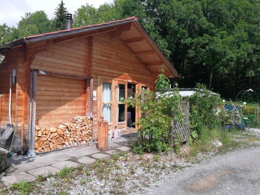 奥伯维尔Chalet Blockhaus auf Camping - b48513的小木屋,配有一堆柴火