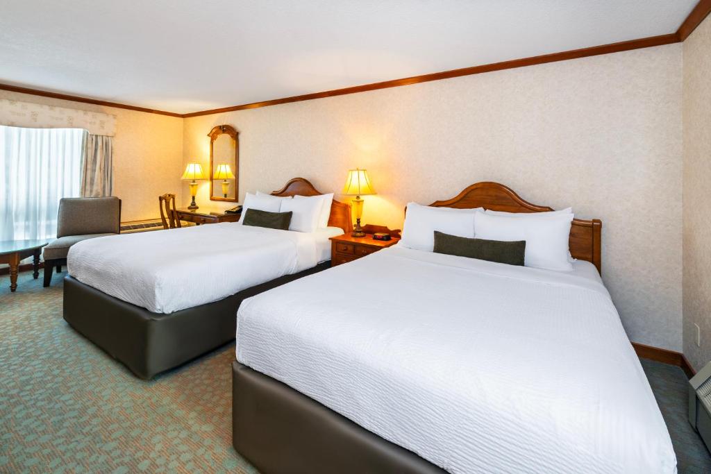 班夫查尔顿班夫旅馆的酒店客房配有两张床和一张书桌