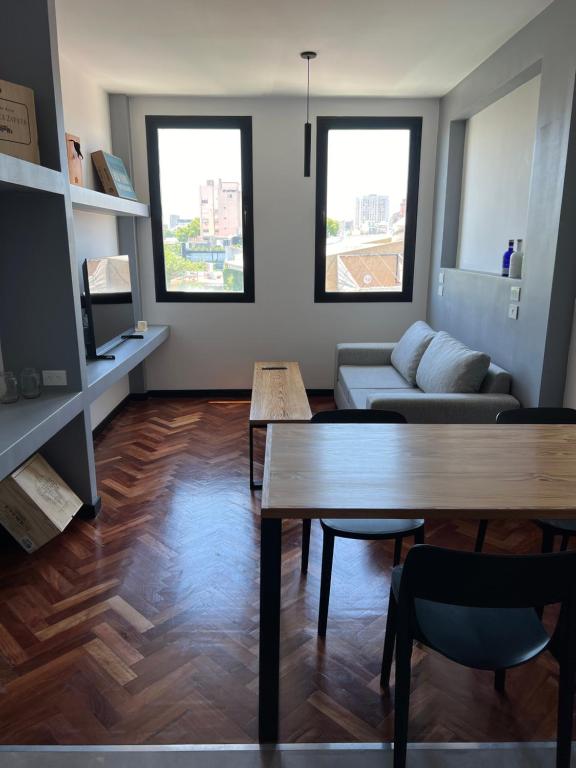 布宜诺斯艾利斯4919 SOHO LIVE - Palermo Soho Apartments的客厅配有沙发和桌子