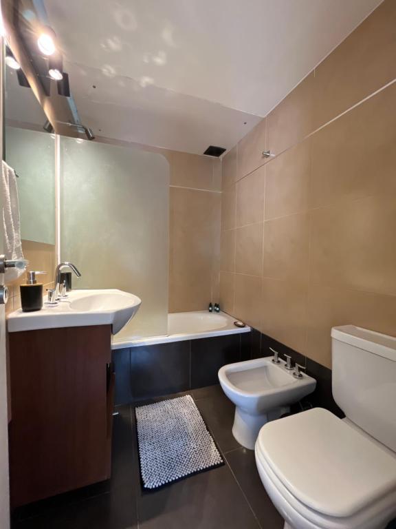 布宜诺斯艾利斯Departamento Premium en Belgrano con Pileta的浴室配有卫生间、盥洗盆和浴缸。