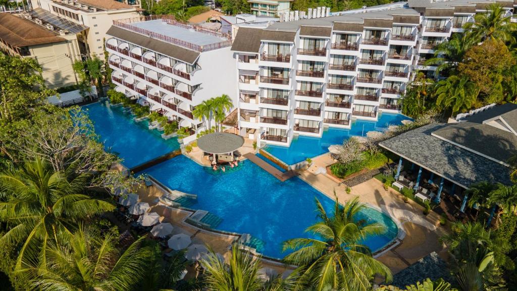 奥南海滩Krabi La Playa Resort - SHA Plus的享有酒店空中美景,设有游泳池
