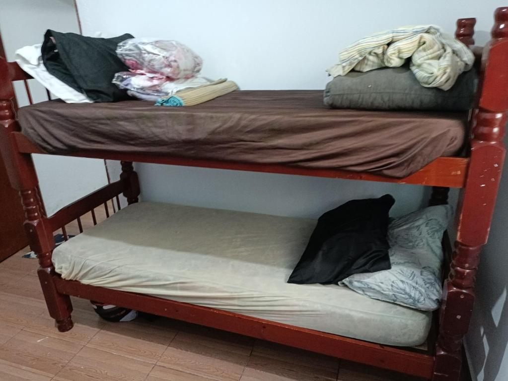 蒙加瓜Casa Praia Mongaguá的客房内的两张双层床