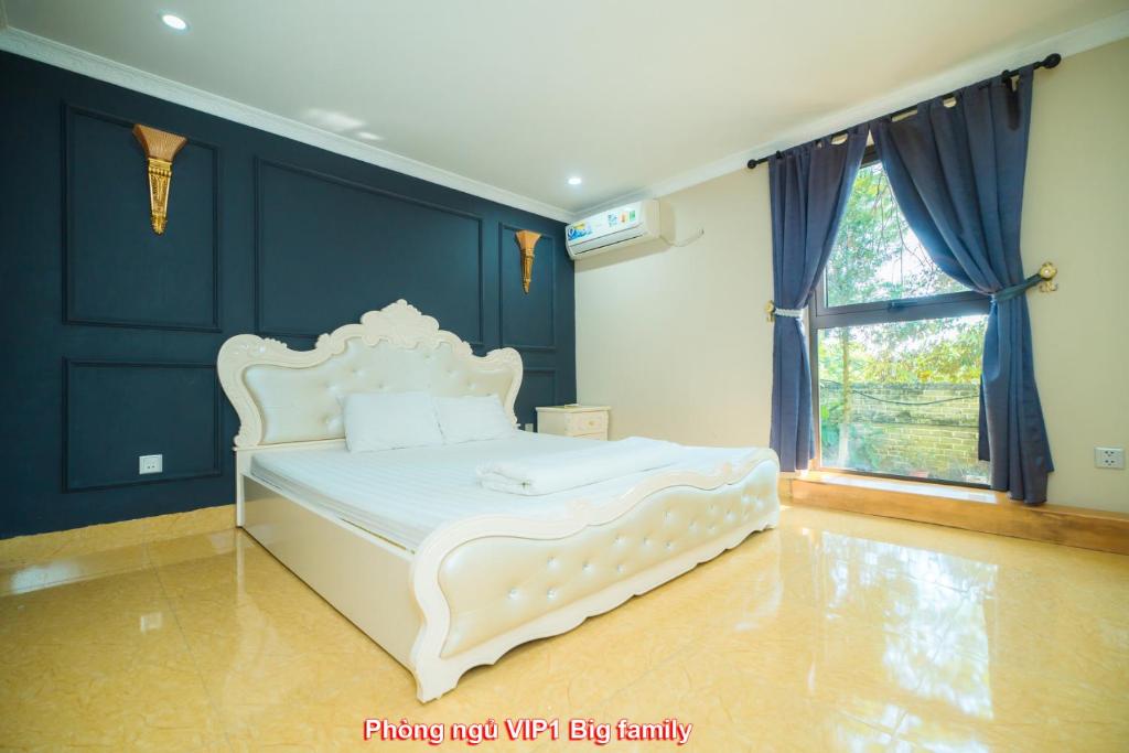 河内Villa Ba Vì MEMORY HOME的窗户客房内的一张白色床