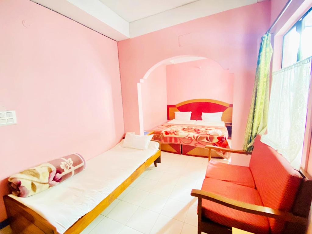西里古里Hotel Vishal的一间客房配有两张床和一张沙发